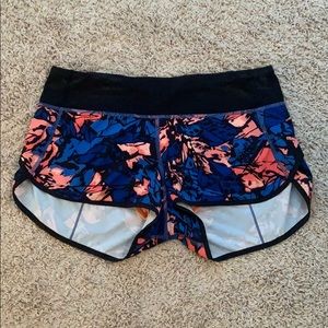 LULULEMON ATHLETICA size 6 speed up short 2.5”